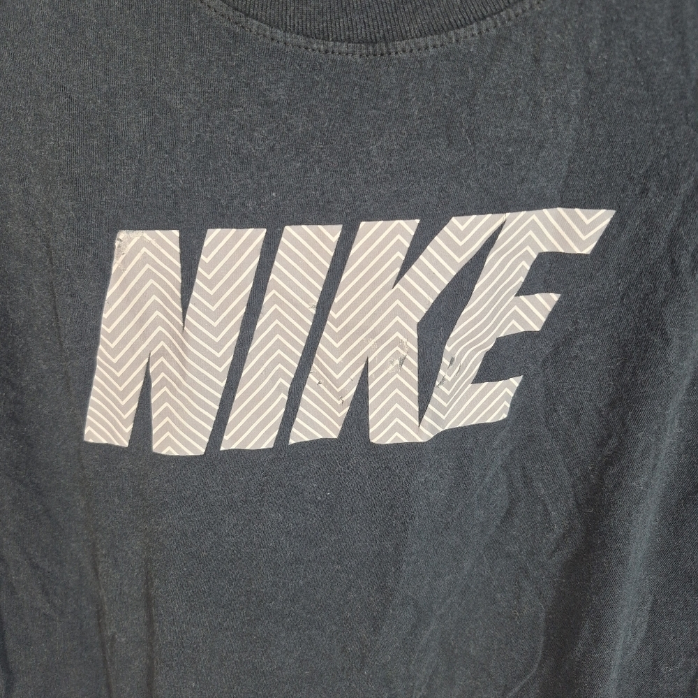 Nike The Nike Tee Men's Black T-Shirt Athletic Cut - Picture 3 of 10